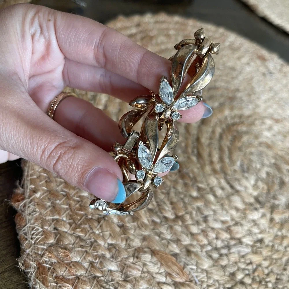 Vintage Trifari Gold Tone Rhinestone Floral Link Bracelet Crystal Botanical Leaf